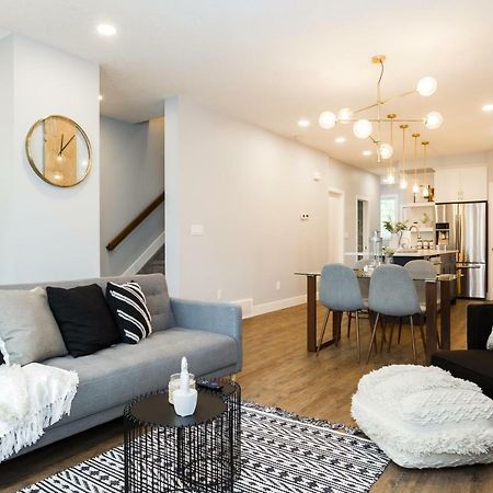Contemporary Farmhouse Home - King Bed - Double Garage Parking - Free Wifi & Netflix - Long Stays Welcome Edmonton Zewnętrze zdjęcie