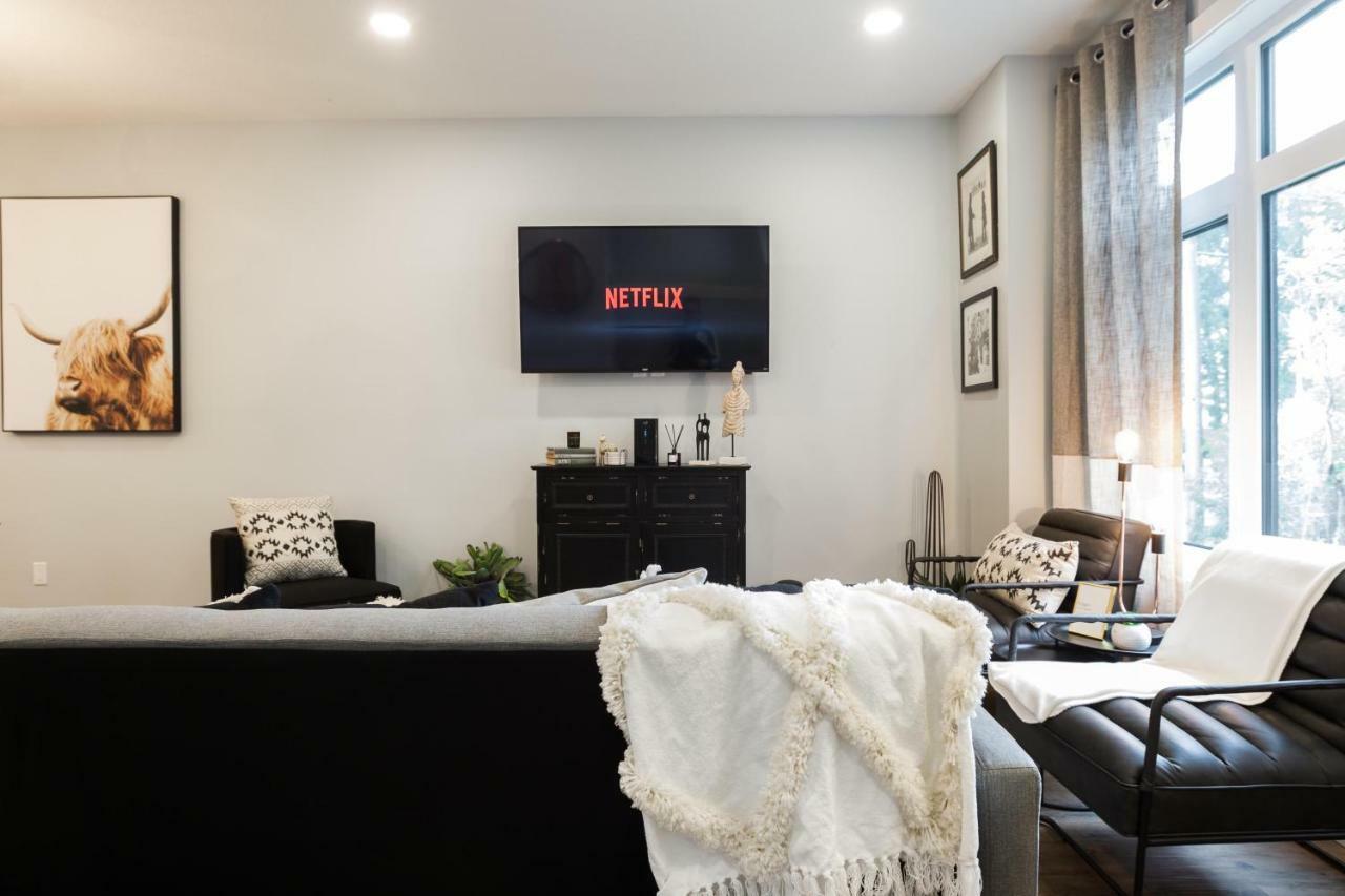 Contemporary Farmhouse Home - King Bed - Double Garage Parking - Free Wifi & Netflix - Long Stays Welcome Edmonton Zewnętrze zdjęcie