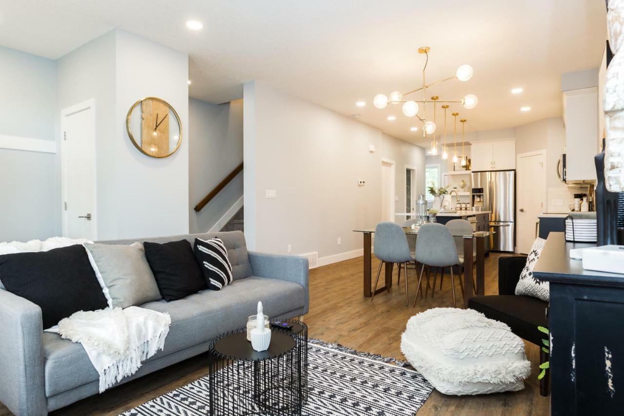 Contemporary Farmhouse Home - King Bed - Double Garage Parking - Free Wifi & Netflix - Long Stays Welcome Edmonton Zewnętrze zdjęcie