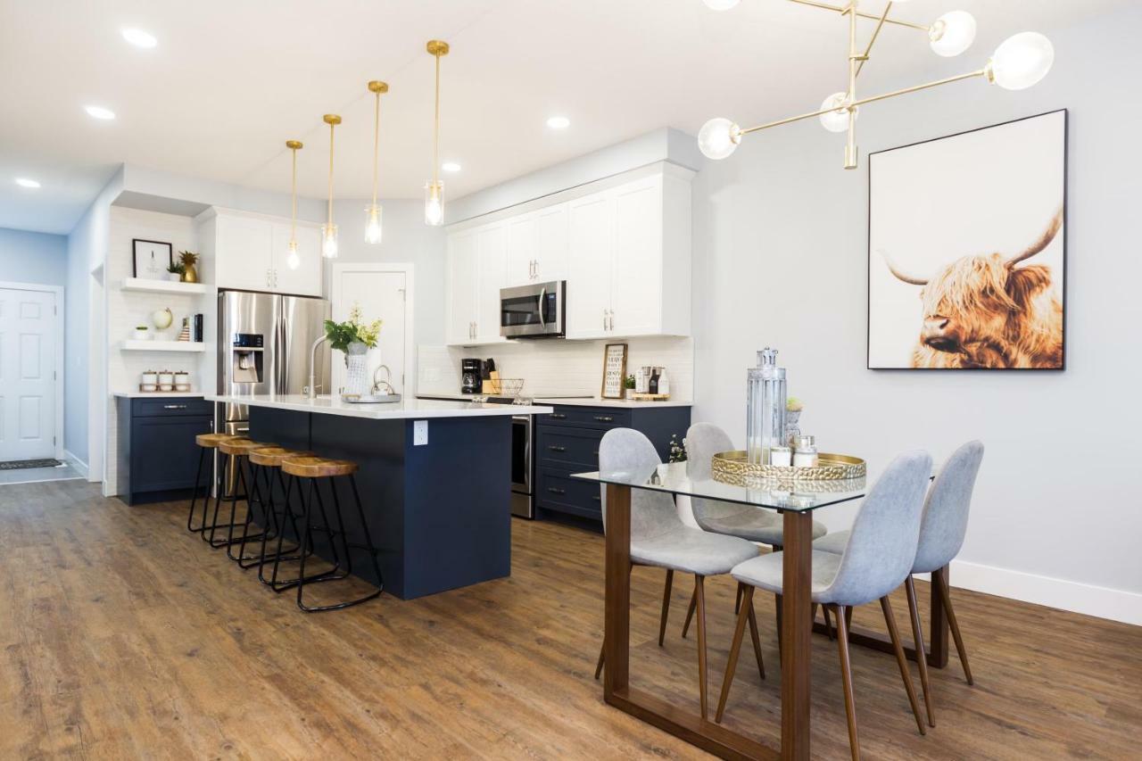 Contemporary Farmhouse Home - King Bed - Double Garage Parking - Free Wifi & Netflix - Long Stays Welcome Edmonton Zewnętrze zdjęcie