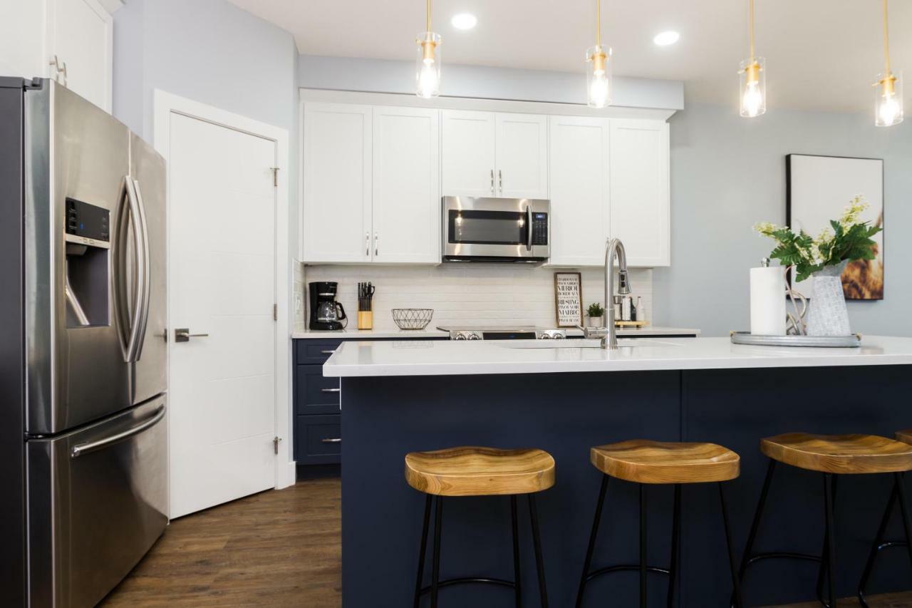 Contemporary Farmhouse Home - King Bed - Double Garage Parking - Free Wifi & Netflix - Long Stays Welcome Edmonton Zewnętrze zdjęcie
