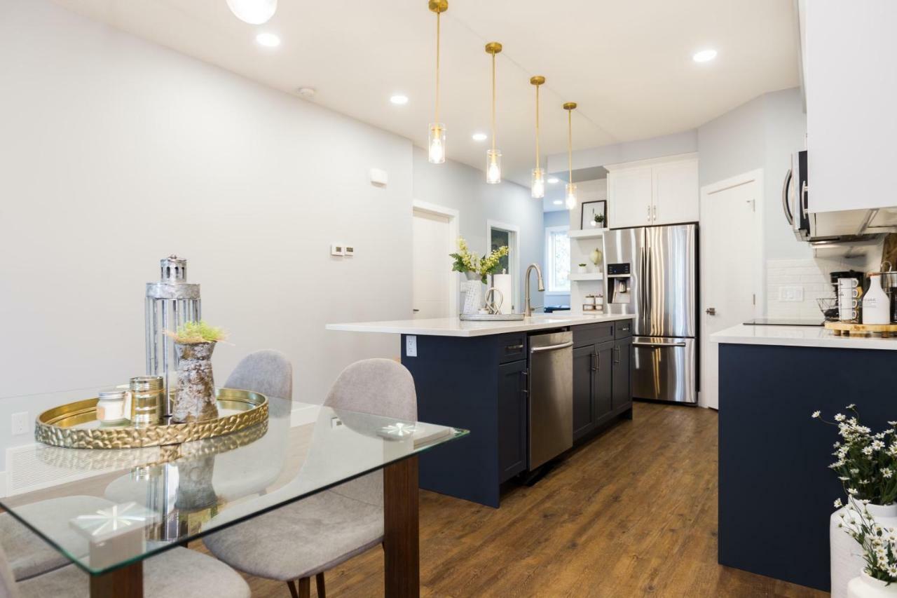 Contemporary Farmhouse Home - King Bed - Double Garage Parking - Free Wifi & Netflix - Long Stays Welcome Edmonton Zewnętrze zdjęcie