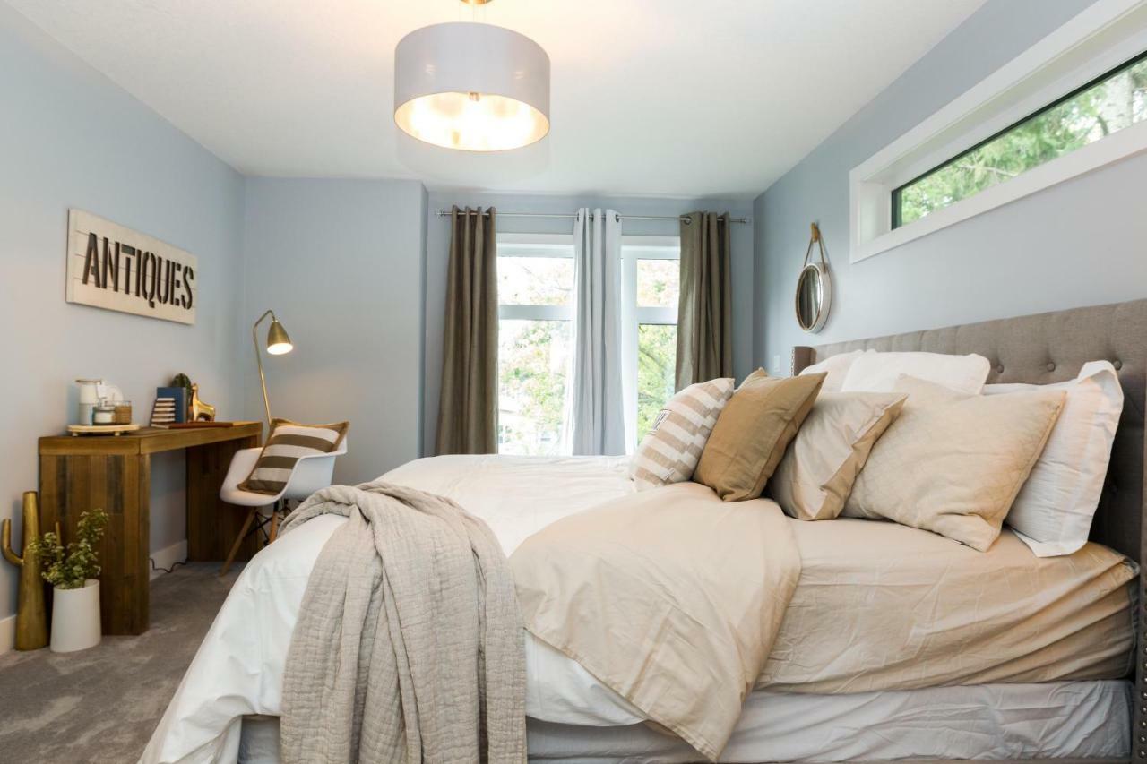 Contemporary Farmhouse Home - King Bed - Double Garage Parking - Free Wifi & Netflix - Long Stays Welcome Edmonton Zewnętrze zdjęcie