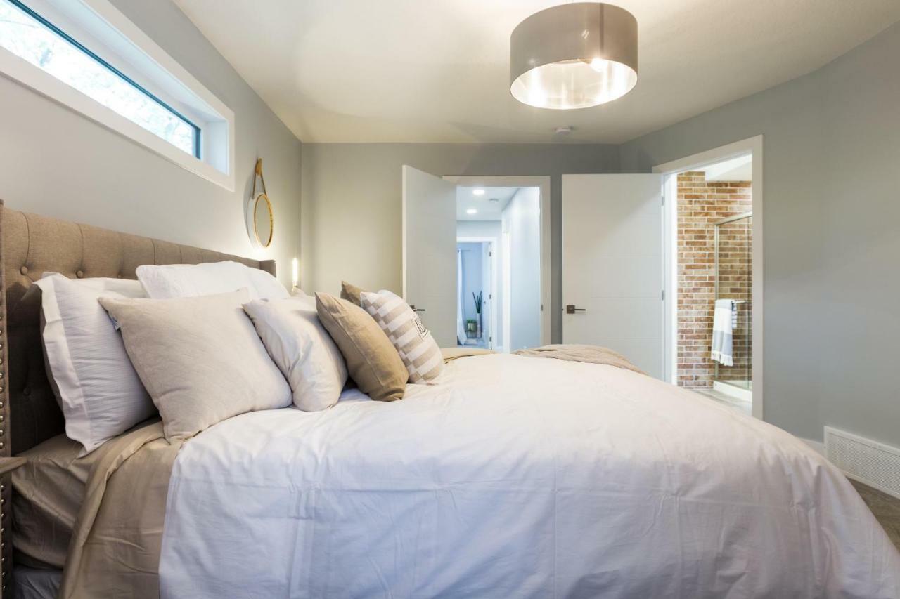 Contemporary Farmhouse Home - King Bed - Double Garage Parking - Free Wifi & Netflix - Long Stays Welcome Edmonton Zewnętrze zdjęcie
