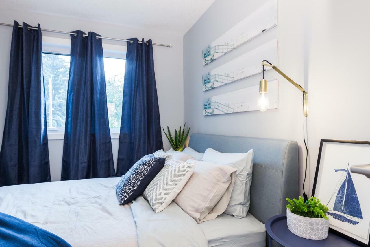 Contemporary Farmhouse Home - King Bed - Double Garage Parking - Free Wifi & Netflix - Long Stays Welcome Edmonton Zewnętrze zdjęcie