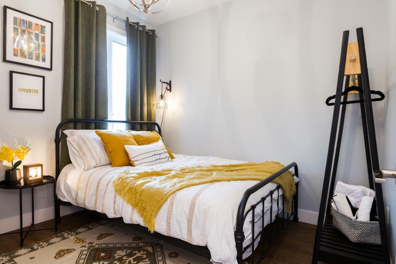 Contemporary Farmhouse Home - King Bed - Double Garage Parking - Free Wifi & Netflix - Long Stays Welcome Edmonton Zewnętrze zdjęcie